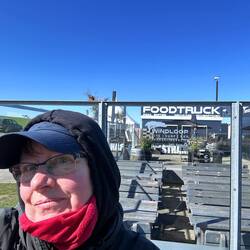 Hinter mir die Strandbar