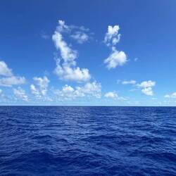 Blaues Meer, türkiser Himmel und die Wattebausche