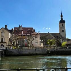 Gibt viele schöne alte Häuser, aber die Phahlbauten an der La Loue sind in Ornans am schönsten