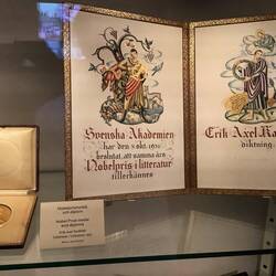 Zu jedem Preis gehört eine reich verzierte Urkunde
