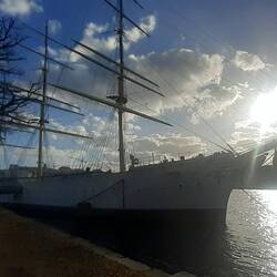 Einst Marine und Segelschulschiff - die Chapman ankert heute als Herrberge in Stockholms Hafen