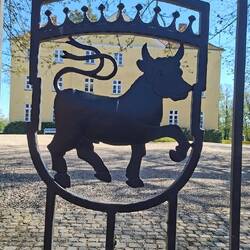 Wappen und Wohnhaus von Gräfin von Scheel-Plessen