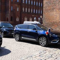 Die Autos der beiden: der Renault ( KEIN Citroen, s. Anm) des Franzosen und ein Mercedes des Polen😉