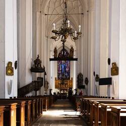 Blick in die ca. 700 Jahre alte, sehr hell gehaltene Kirche