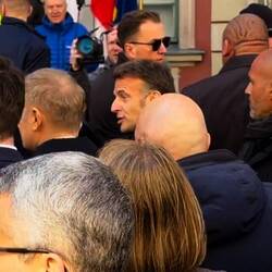 Kleine Überraschung an der französischen Schule: Macron mit Tusk zu seiner Linken.