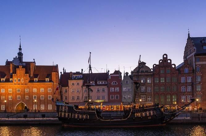 Historisches Segelschiff an der abendlichen Hafenpromenade