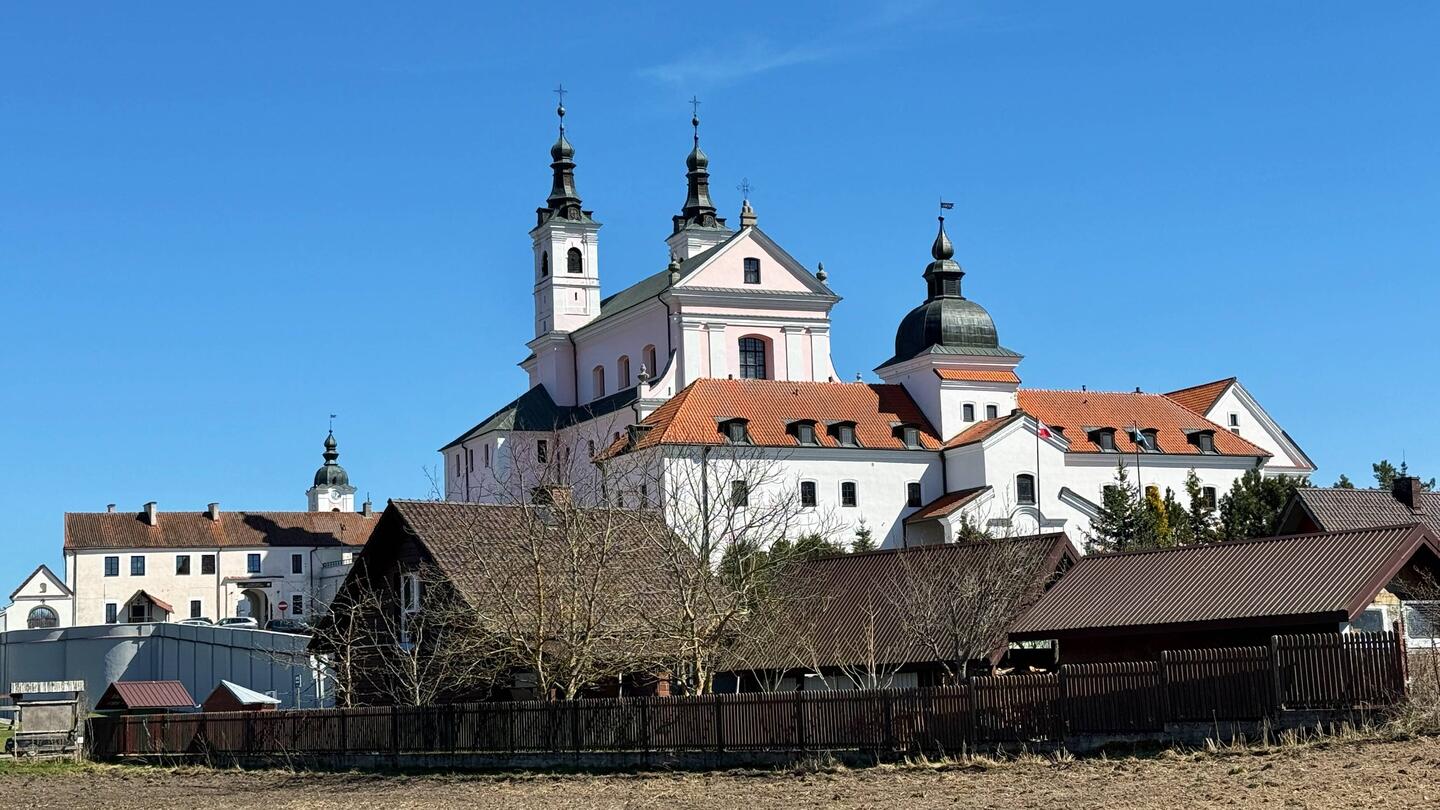 Fast schon majestätisch thront das Kloster auf einer Anhöhe.