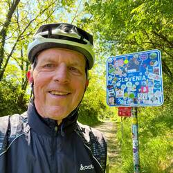 Un. Panneau de frontière à partager entre cyclistes et marcheurs.