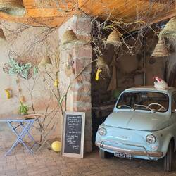 »Ich wurde 1973 geboren und hasse es, angefasst zu werden.«, steht auf der Tafel.