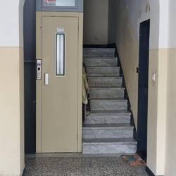 Vor der Diät: Treppe; nach der Diät: passt man zur Belohnung in den Aufzug