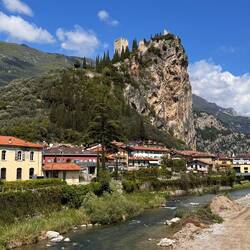 die Burg wacht über Arco