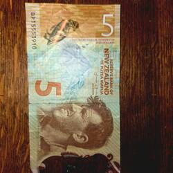 Billet de 5 dollars NZ, ce qui représente 2,5 €.