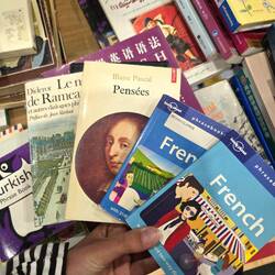 Les livres français trouvés dans une bourse aux livres.