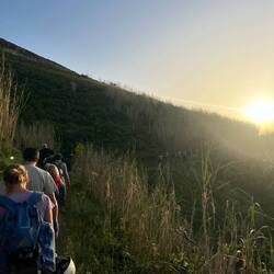 Im Gänsemarsch zum Aussichtspunkt. Wir waren nur zwei Gruppen, ca. 40 Menschen zum Sonnenuntergang.