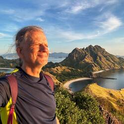 Vulkanausbrüche haben diese Insel geformt. Padar ist trockener als die Nachbarinseln.