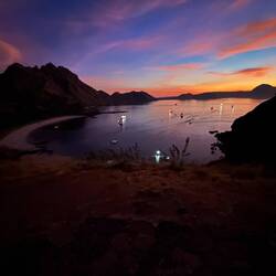 Eine Bucht voller Boote, auch viele Tagesausflügler kommen aus Labuan Bajo.