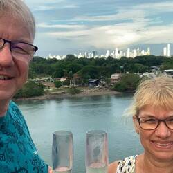 Sekt auf die Panama-Kanaldurchfahrt