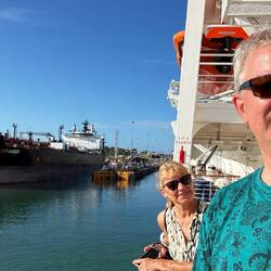 Einfahrt in die erste Schleusenkammer der Gatun-Schleuse