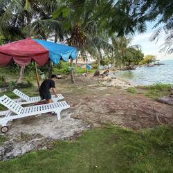 Unser „Strandhotel“ ist eine scheussliche Absteige, 2 Liegen an rottigem Ufer, Pool verdreckt…