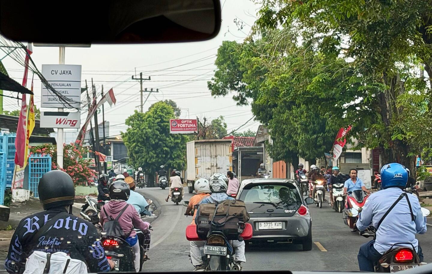 Java: Menschenmassen, Verkehr, Unmengen Mopeds, heftige Abgase