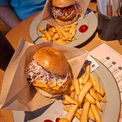 Wir wollten nach dem Programm keinen Fisch mehr essen - also klassischer Burger 🍔😅