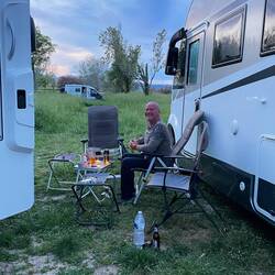 ..einige weitere Camper gesellen sich noch dazu und es wird sogar gegrillt hier 👍🏻😄