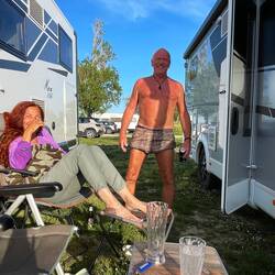 ..ob Erich eine steirische Windelhose an hat?🤔😂