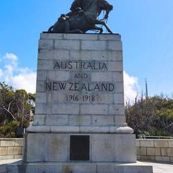 Denkmal auf dem Hügel beim National Anzac Centre...