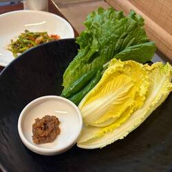 In diese Salatblätter wird das Fleisch mit Reis und Gemüse eingerollt.