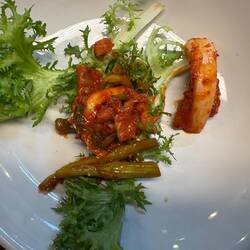 Roher Tintenfisch mit scharfer Sauce.