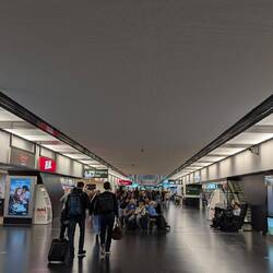 Auf dem Weg zum Gate F 04