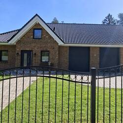 Wann wurde damit begonnen das "Haus" für die Autos größer als Wohnhäuser zu bauen?