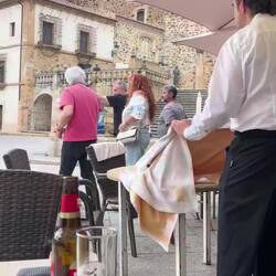 Er bereitet den Tisch fürs Abendessen vor. Zeit spielt keine Rolle!