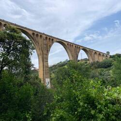 Der Aquädukt mit 22 Bögen wurde für die Eisenbahn gebaut, die nie gekommen ist!