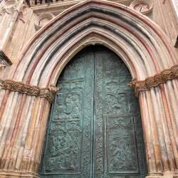 Eines der beiden Bronzeportals der Kathedrale, riesengroß, schwer, angefertigt v.e. Kölner Künstler.