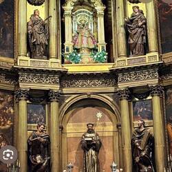 Oben: Die Schwarze Madonna. Beim Rundgang kann man sie küssen. Sie wird gedreht. Zugang vom 1.Stock.