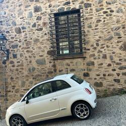 Hoffentlich steht unser Fiat morgen noch so da. Das Gefälle kommt beim Foto nicht raus.