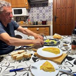 Tortilla mit Salat zum Abendessen, sehr lecker! Und dieser Wein ist zuuu stark!