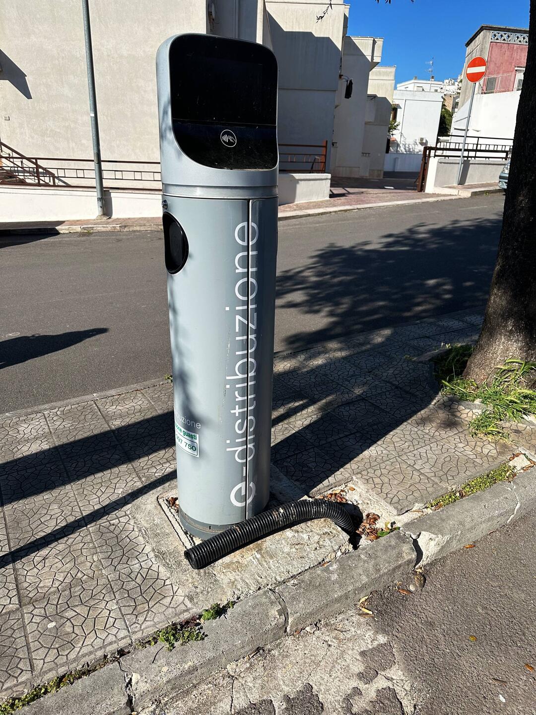 Eine schöne Ladesäule - aber was ist der Schlauch da unten?