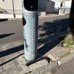 Eine schöne Ladesäule - aber was ist der Schlauch da unten?