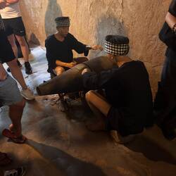 Vietnamnesen:innen nahmen Blindgänger und bauten diese in Mienen um.