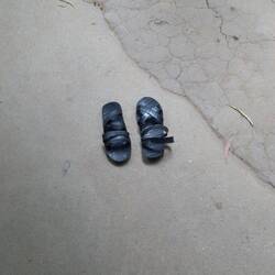 Bei diesen Schuhen konnte man von beiden Seiten hineinschlüpfen somit verdrehte man seine Fußspuren