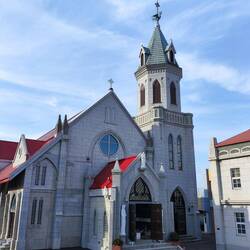 Die katholische Kirche, wie auch die griechisch-orthodoxe ganz nah an der russischen.