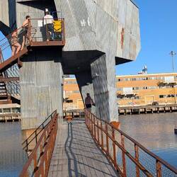 Das ist besagte Sauna, die übrigens nur in Badekleidung betreten werden darf, also nicht nackt