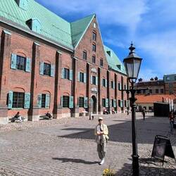 Das gehört zum ätesten Gebäude der Stadt. Beherbergt kleine Handwerksläden