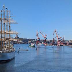 Nur die Kräne sind in Betrieb, alles andere noch ziemlich im Winterschlaf