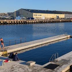 Ganz harte Typen schwimmen hier. Wir nicht, Lufttemperatur 12 Grad, Wassertemperatur brrrrrr
