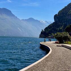 die Hafenpromenade in Riva