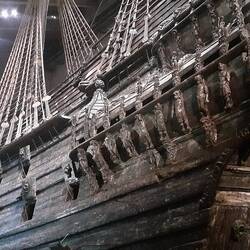 Reich verzierte Figuren zeugen von der angsteinflößenden Stärke der Besatzung