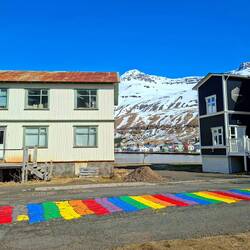 Retour à Seyðisfjörður, la remise en peinture arc en ciel est finie !